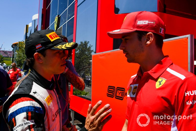 Il pilota di F2 Nick de Vries parla con Charles Leclerc, Ferrari