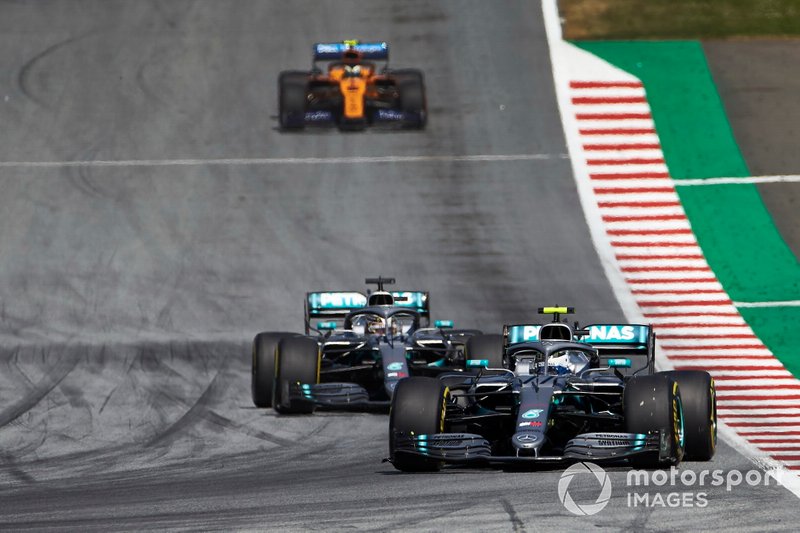 Valtteri Bottas, Mercedes AMG W10, precede Lewis Hamilton, Mercedes AMG F1 W10, e Lando Norris, McLaren MCL34