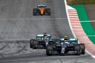 Valtteri Bottas, Mercedes AMG W10, Lewis Hamilton, Mercedes AMG F1 W10, en Lando Norris, McLaren MCL34