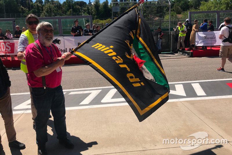 Tifoso con una bandiera Minardi