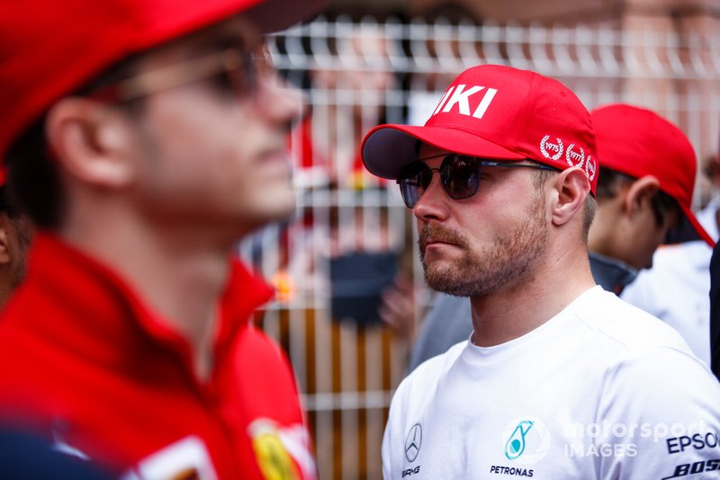Valtteri Bottas, Mercedes AMG F1, con indosso un cappellino rosso in tributo a Niki Lauda