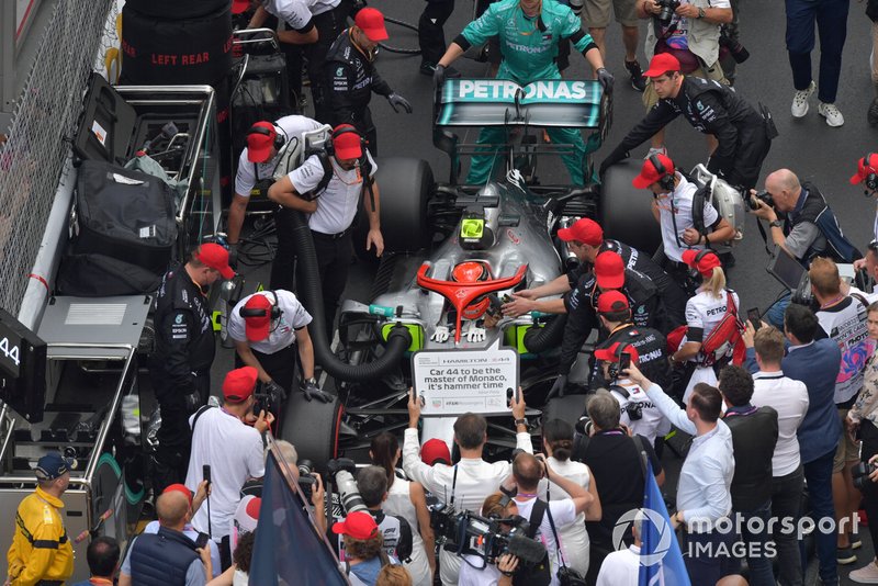 Lewis Hamilton, Mercedes AMG F1 W10, arriva in griglia di partenza