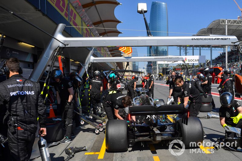 Lewis Hamilton, Mercedes AMG F1 W10, ai box durante le prove libere