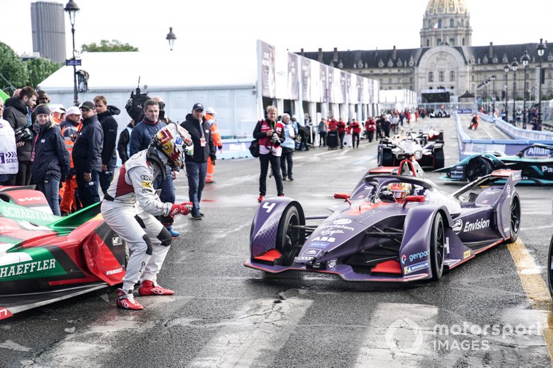 Daniel Abt, Audi Sport ABT Schaeffler, Audi e-tron FE05, alza il pollice a Robin Frijns, Envision Virgin Racing, Audi e-tron FE05, dopo la sua vittoria