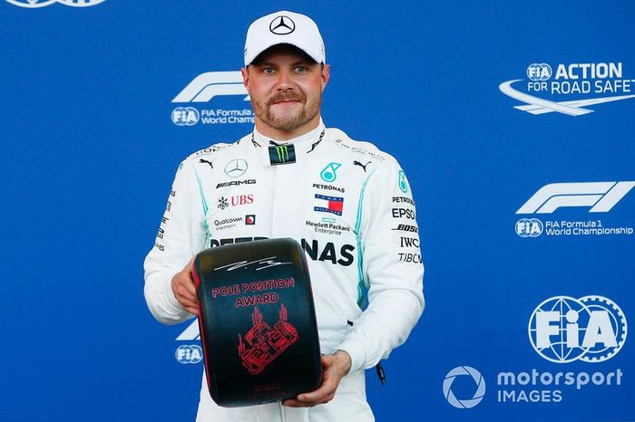 Ganador de la pole Valtteri Bottas, Mercedes AMG F1