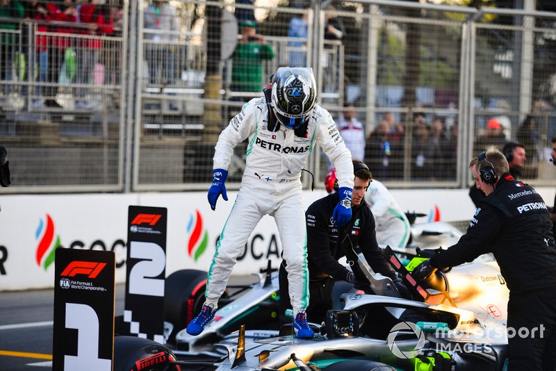 Ganador de la pole Valtteri Bottas, Mercedes AMG F1, celebra