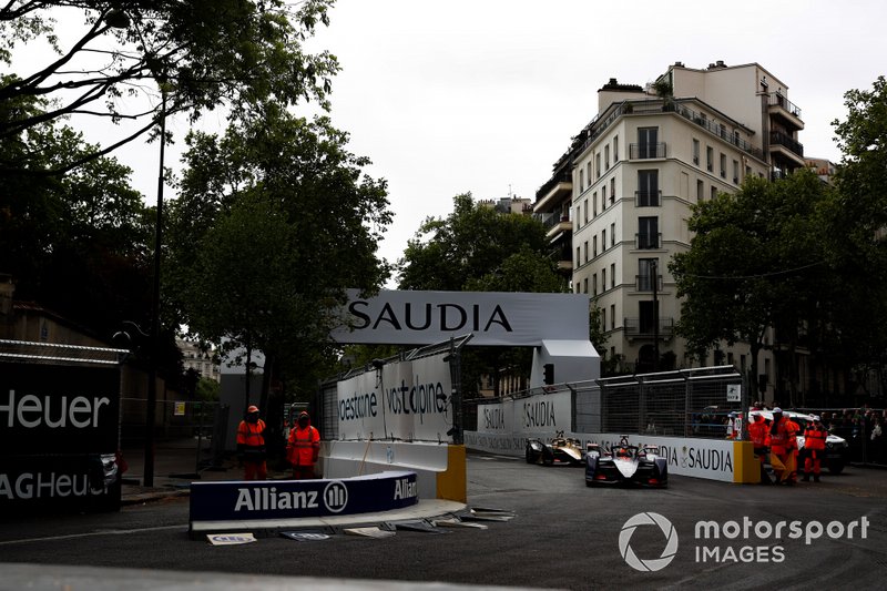 Robin Frijns, Envision Virgin Racing, Audi e-tron FE05, con l'ala anteriore danneggiata, Andre Lotterer, DS TECHEETAH, DS E-Tense FE19
