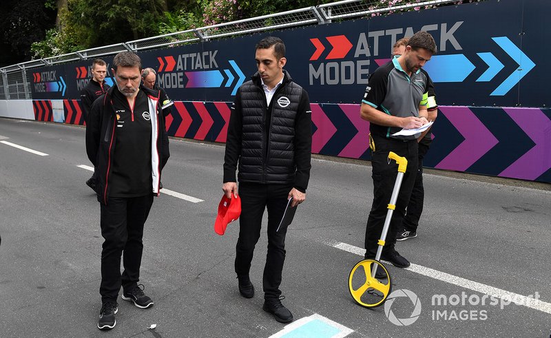 Sébastien Buemi, Nissan e.Dams, walks the track