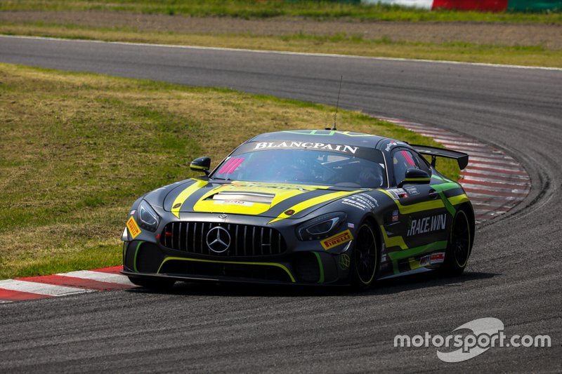 #111 Team iRace.Win Mercedes-AMG GT4: Setiawan Santoso, Ringo Chong