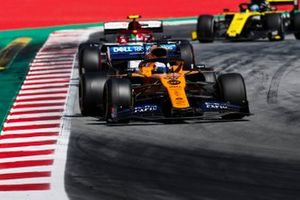 Carlos Sainz Jr., McLaren MCL34, voor Antonio Giovinazzi, Alfa Romeo Racing C38, en Daniel Ricciardo, Renault R.S.19