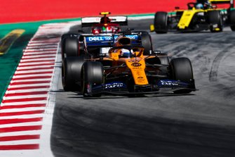 Carlos Sainz Jr., McLaren MCL34, voor Antonio Giovinazzi, Alfa Romeo Racing C38, en Daniel Ricciardo, Renault R.S.19