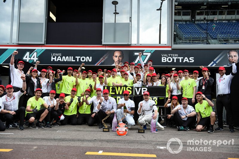 Lewis Hamilton, Mercedes AMG F1, 1st position, Valtteri Bottas, Mercedes AMG F1, 3rd position, Toto Wolff, Executive Director (Business), Mercedes AMG, and the Mercedes team celebrate