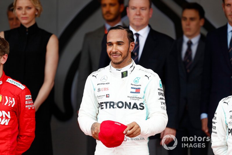 Lewis Hamilton, Mercedes AMG F1, prima posizione, sul podio