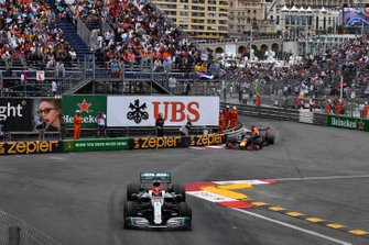 Lewis Hamilton, Mercedes AMG F1 W10, voor Max Verstappen, Red Bull Racing RB15