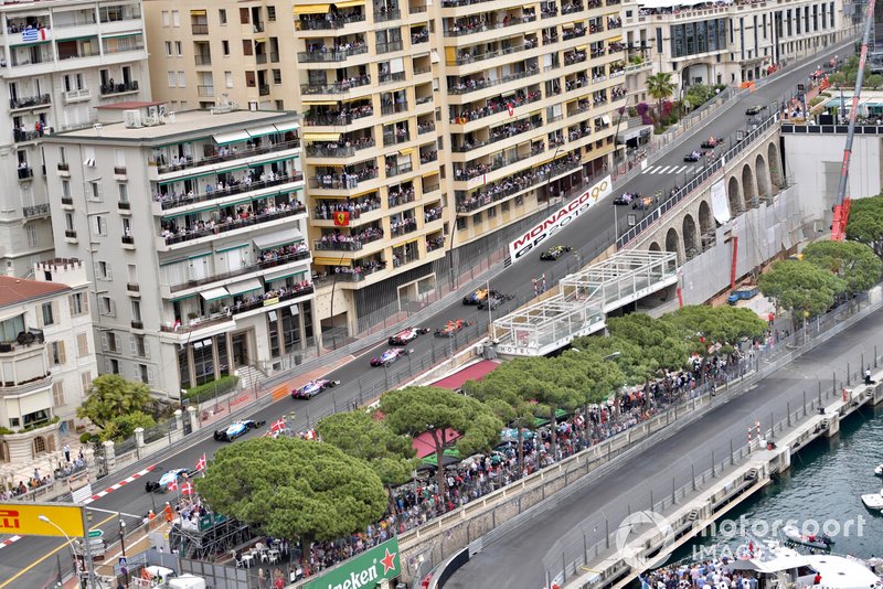 Pierre Gasly, Red Bull Racing RB15, leads Daniil Kvyat, Toro Rosso STR14, Carlos Sainz Jr., McLaren MCL34, Alexander Albon, Toro Rosso STR14, Nico Hulkenberg, Renault R.S. 19, Lando Norris, McLaren MCL34, Romain Grosjean, Haas F1 Team VF-19, and the remainder of the field