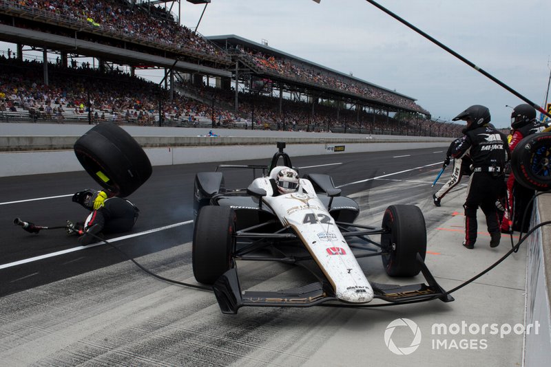 Jordan King, Rahal Letterman Lanigan Racing Honda, se desliza en el box, golpea un neumático y lesiona a un miembro del equipo