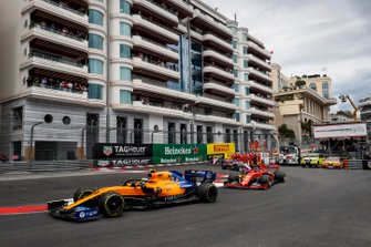 Lando Norris, McLaren MCL34, voor Charles Leclerc, Ferrari SF90, en Lance Stroll, Racing Point RP19