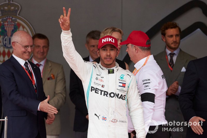 Lewis Hamilton, Mercedes AMG F1, prima posizione, festeggia sul podio