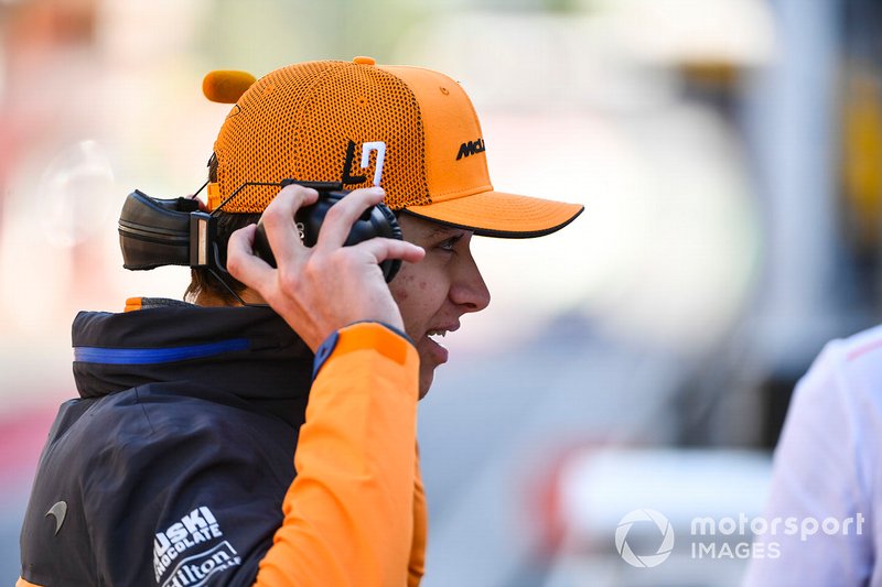 Lando Norris, McLaren, sur le muret des stands