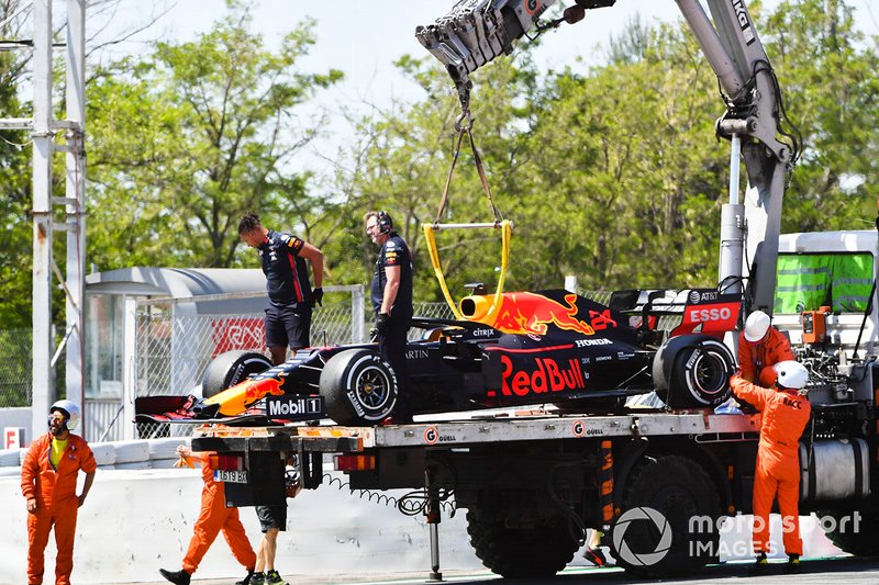 Coche de Dan Ticktum, Red Bull Racing RB15 montado en la parte trasera de una grúa