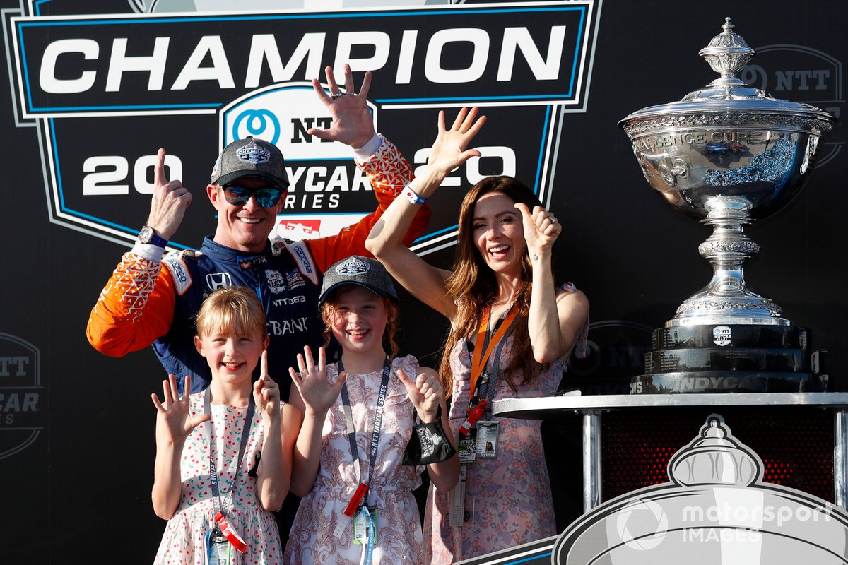 El campeón Scott Dixon, Chip Ganassi Racing Honda con su esposa Emma y sus hijas