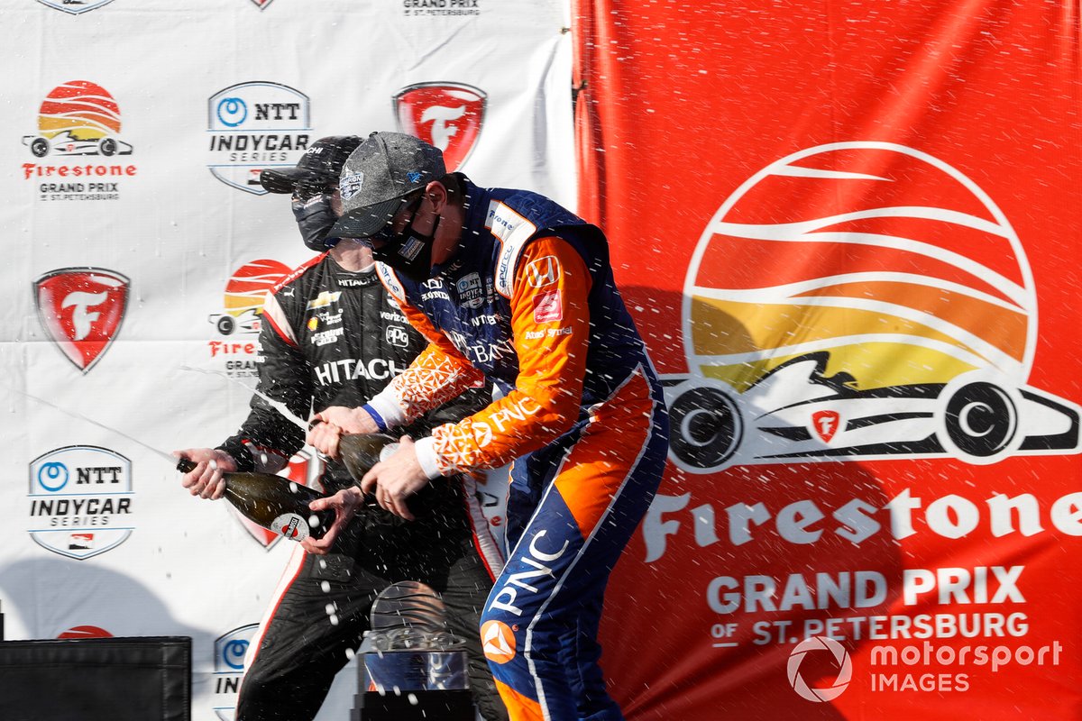 Podio: Ganador de la carrera Josef Newgarden, Team Penske Chevrolet, y tercer lugar Scott Dixon, Chip Ganassi Racing Honda