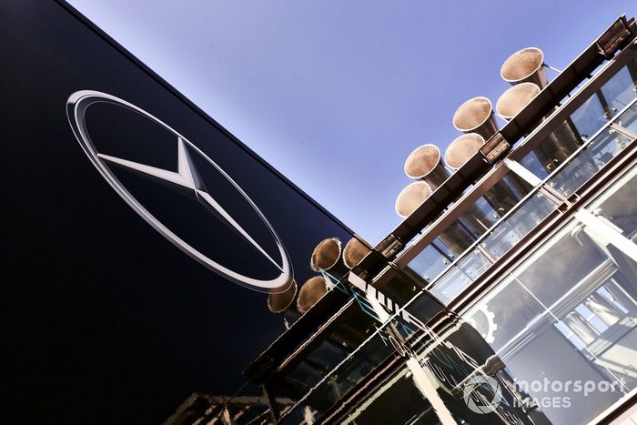 El logo de Mercedes en un camión del equipo