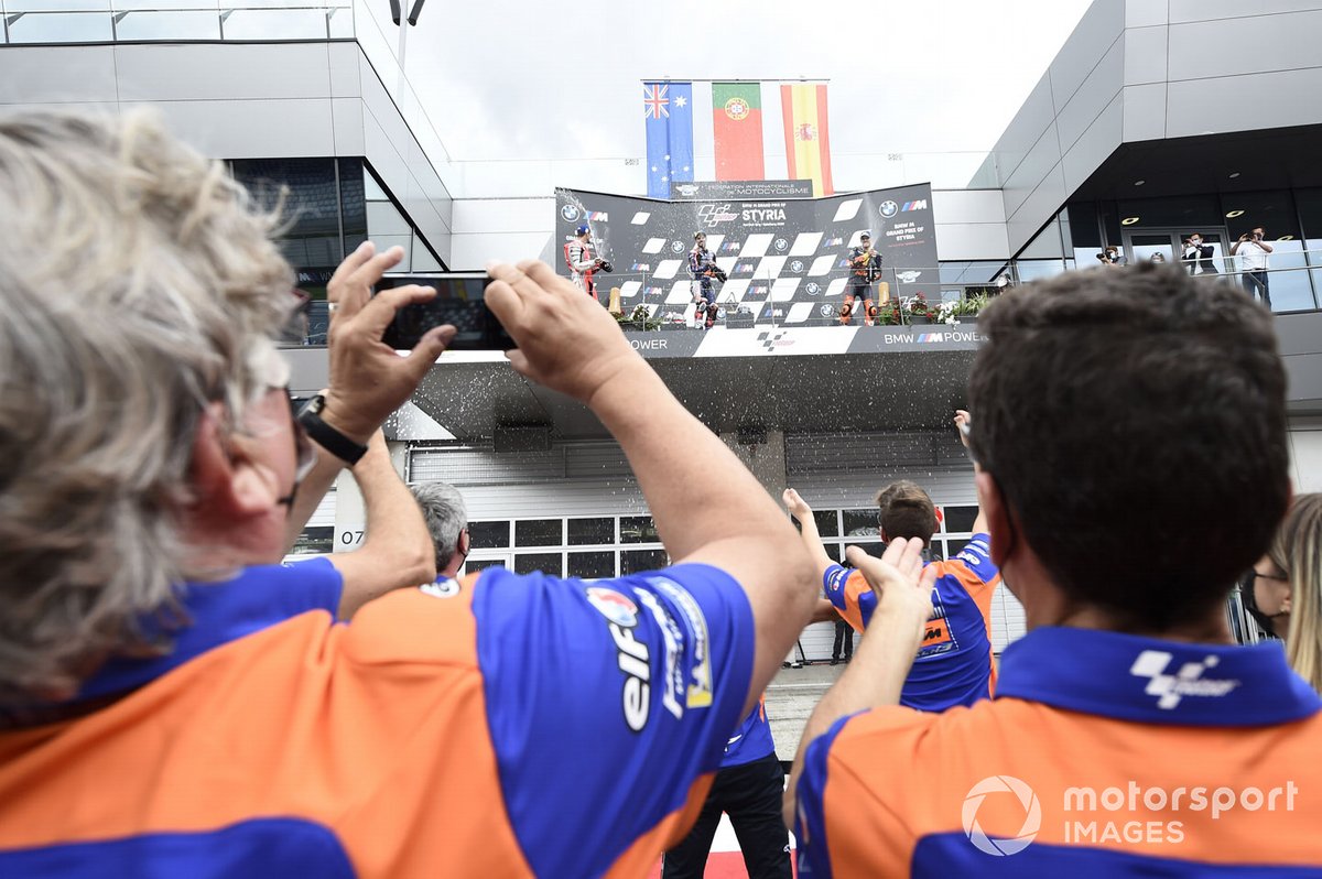 La celebración del podio con miembros del Red Bull KTM Tech 3 team