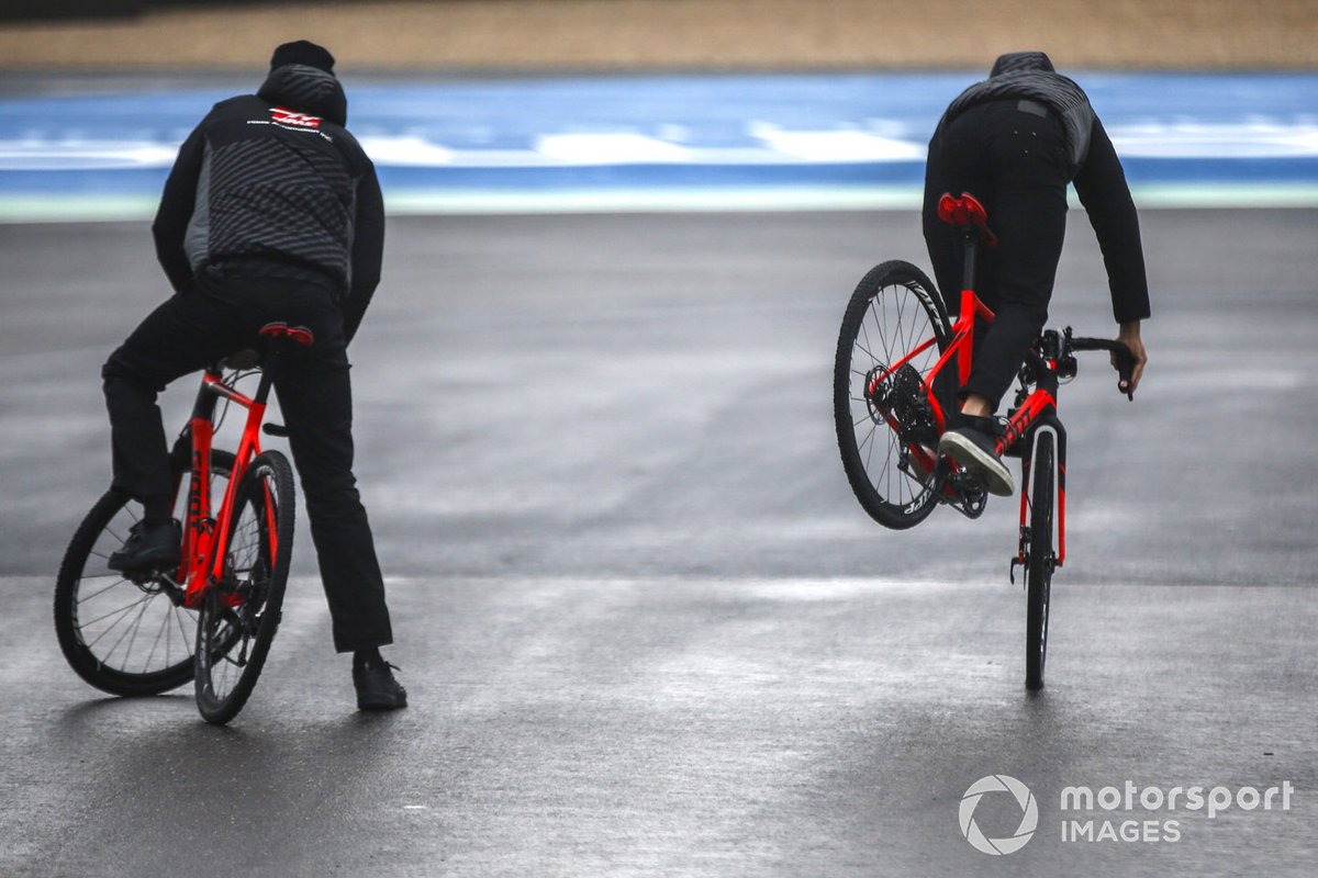 Ромен Грожан, Haas F1, исполняет трюки на велосипеде