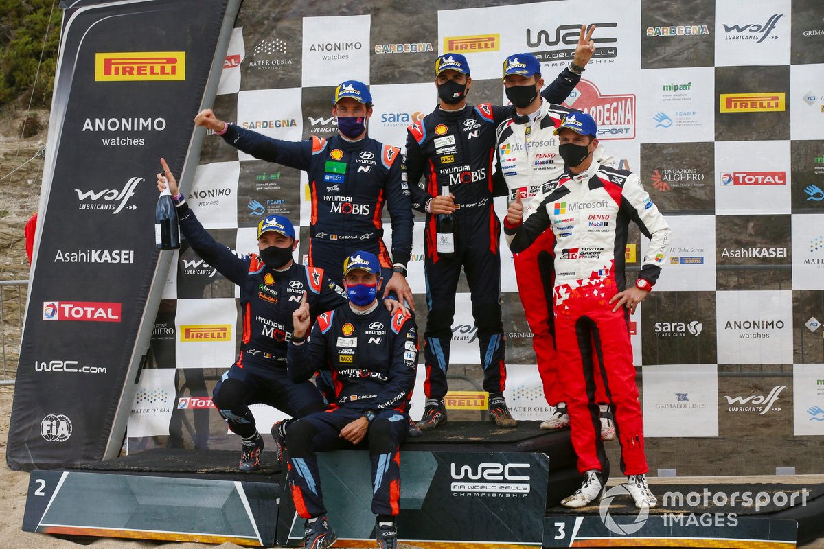 Les vainqueurs Dani Sordo, Carlos Del Barrio, Hyundai Motorsport Hyundai i20 Coupe WRC, les deuxièmes Thierry Neuville, Nicolas Gilsoul, Hyundai Motorsport Hyundai i20 Coupe WRC, les troisièmes Sébastien Ogier, Julien Ingrassia, Toyota Gazoo Racing WRT Toyota Yaris WRC sur le podium