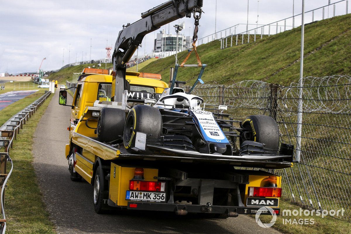El monoplaza de George Russell, Williams FW43 es llevado en una grúa