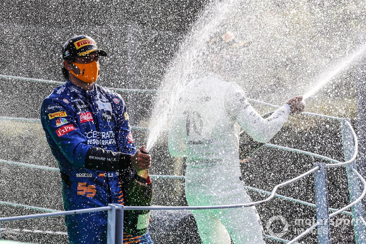 Podio: segundo lugar Carlos Sainz Jr., McLaren, ganador Pierre Gasly, AlphaTauri