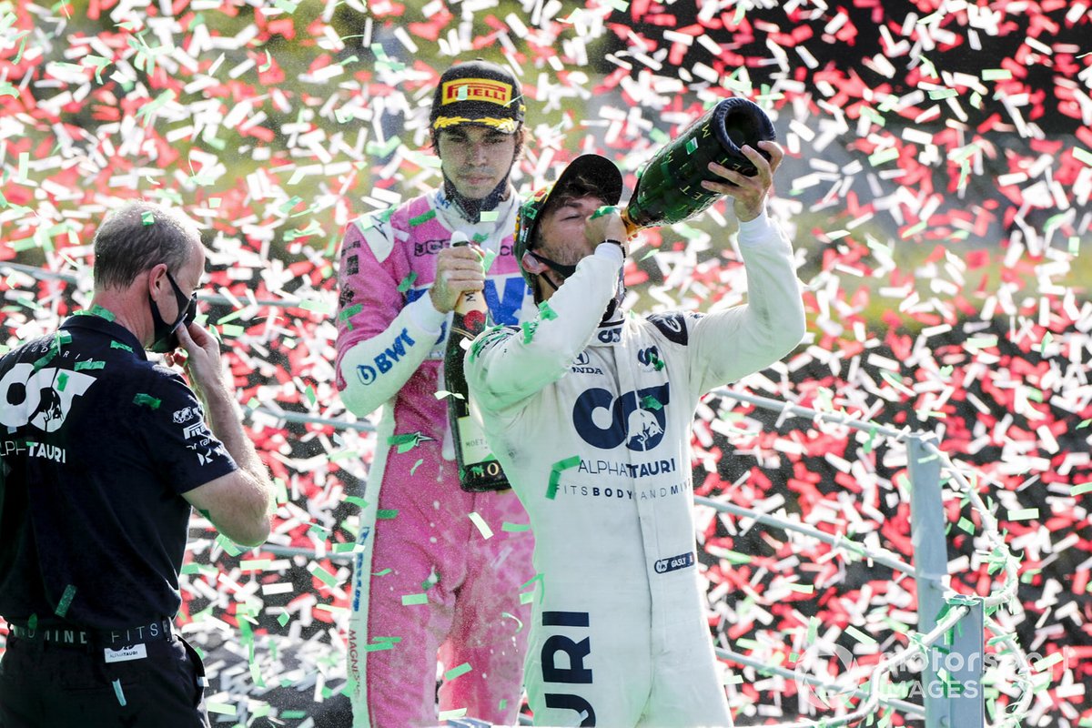 Pierre Gasly, AlphaTauri, primo classificato, e Lance Stroll, Racing Point, terzo classificato, festeggiano sul podio