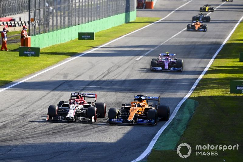 Carlos Sainz Jr., McLaren MCL35, Kimi Raikkonen, Alfa Romeo Racing C39 