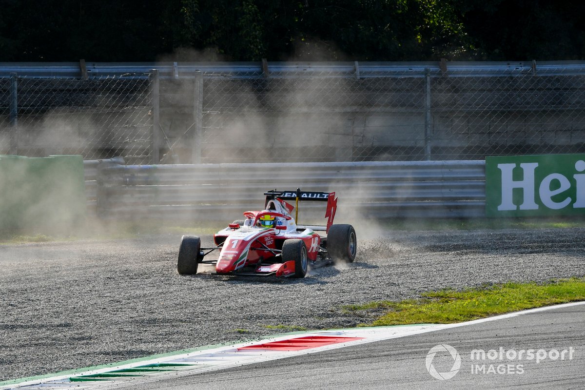 Oscar Piastri, Prema Racing, con el coche dañado