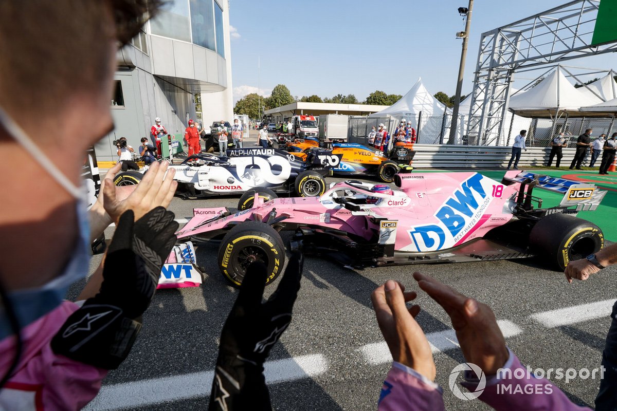 Lance Stroll, Racing Point RP20, 3ª posición, Pierre Gasly, AlphaTauri AT01, 1ª posición, y Carlos Sainz Jr., McLaren MCL35, 2ª posición, llegan a Parc Ferme