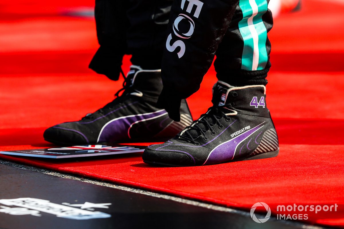 Lewis Hamilton, Mercedes-AMG F1, durante el himno