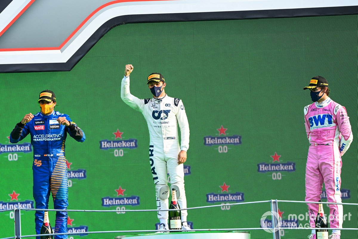Podio: segundo lugar Carlos Sainz Jr., McLaren, ganador Pierre Gasly, AlphaTauri,y tercer lugar Lance Stroll, Racing Point