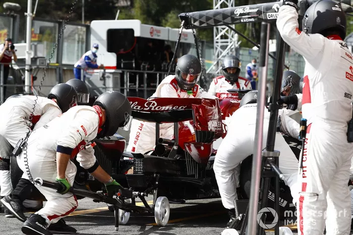 Kimi Raikkonen, Alfa Romeo Racing C39 pit stop