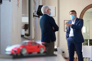 Uniti per Ripartire Pietro Innocenti, AD Porsche Italia e Luciano Gualzetti, direttore Caritas Milano