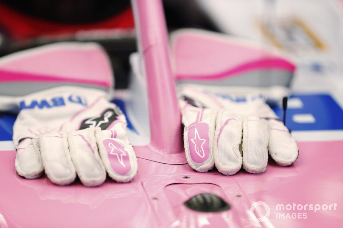 Guantes de carrera en el coche de Racing Point
