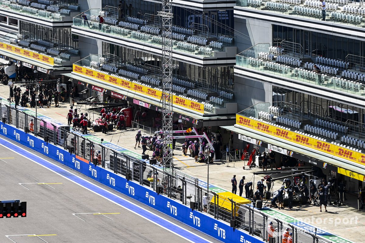 Kimi Raikkonen, Alfa Romeo Racing C39, e Pierre Gasly, AlphaTauri AT01, nella sua piazzola di sosta