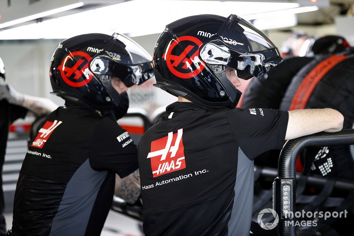 Hass mechanics in the pit lane