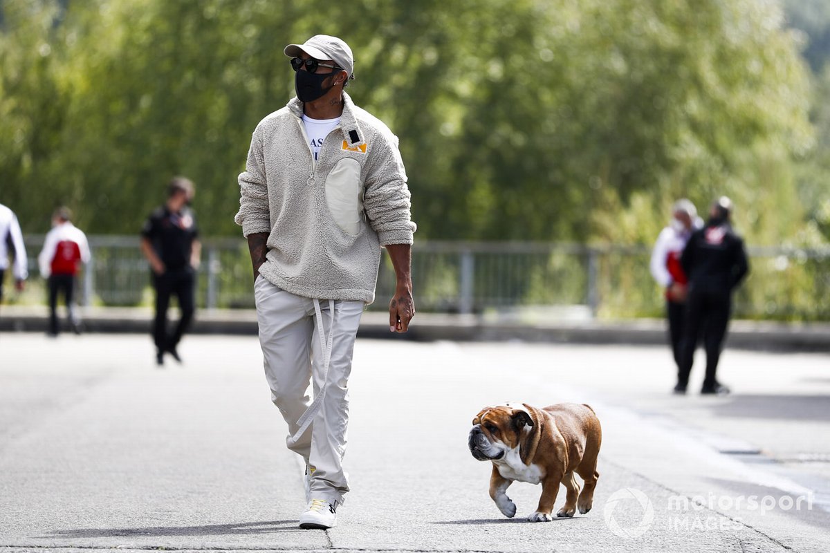Lewis Hamilton, Mercedes-AMG Petronas F1 arrive avec son chien Roscoe