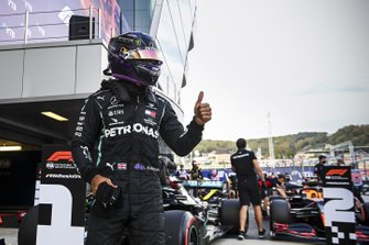 Lewis Hamilton, Mercedes-AMG F1, festeggia nel parco chiuso la poleposition