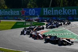 Callum Ilott, UNI-Virtuosi leads Mick Schumacher, Prema Racing at the start of the race