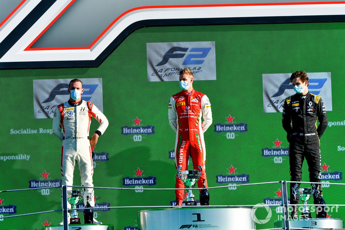 Podio: ganador de la carrera Mick Schumacher, Prema Racing, segundo lugar Luca Ghiotto, Hitech Grand Prix, y tercer lugar Christian Lundgaard, ART Grand Prix