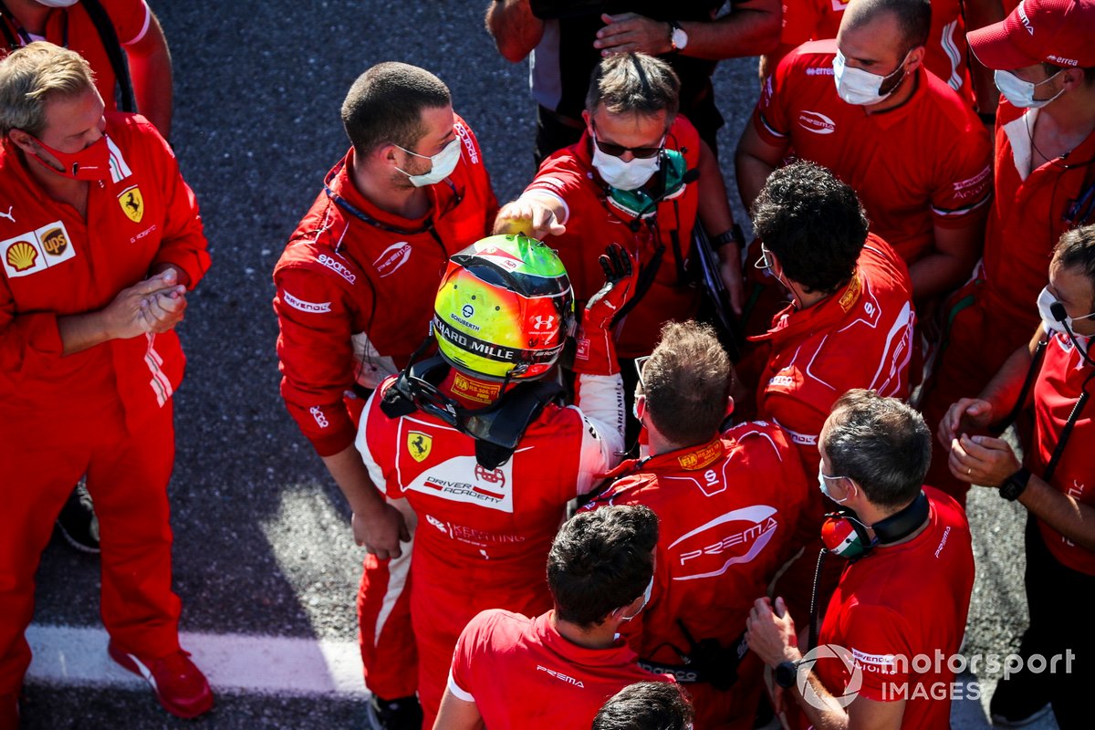 Il vincitore della gara Mick Schumacher, Prema Racing festeggia a Parc Ferme