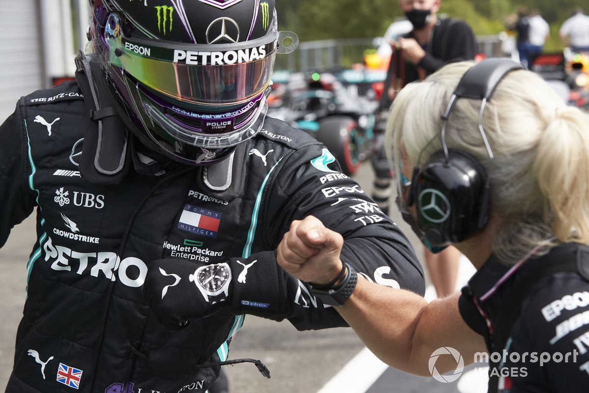 Ganador de la pole Lewis Hamilton, Mercedes-AMG Petronas F1, celebra con su fisioterapeuta Angela Cullen en el Parc Ferme