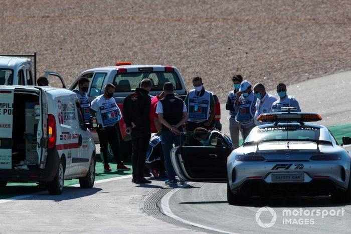 Michael Masi, Director de Carrera y la FIA arreglan una alcantarilla